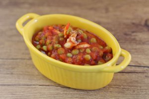 Cuttlefish and peas with tomato sauce