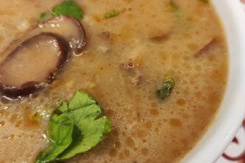 Zuppa di funghi ungherese: vegan e senza latticini.