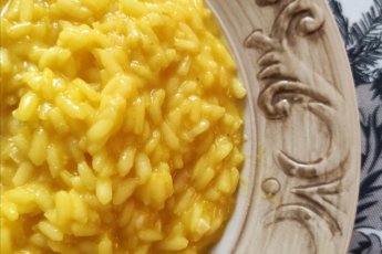 Risotto allo zafferano: ricetta e trucchi per farlo perfetto.