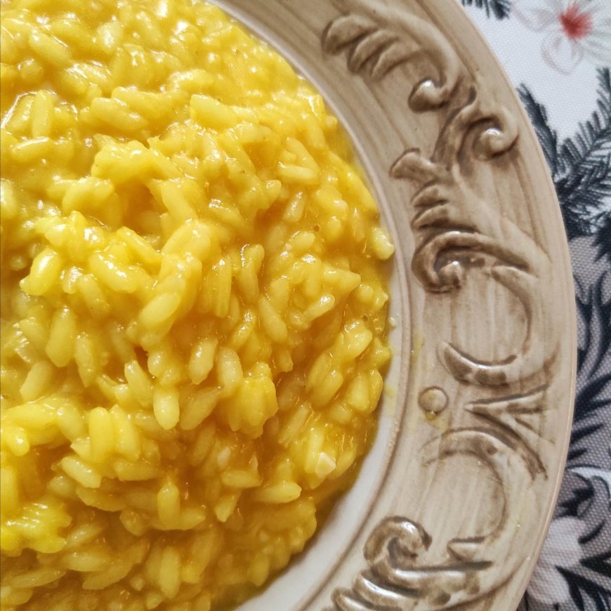 Risotto allo zafferano: ricetta e trucchi per farlo perfetto.